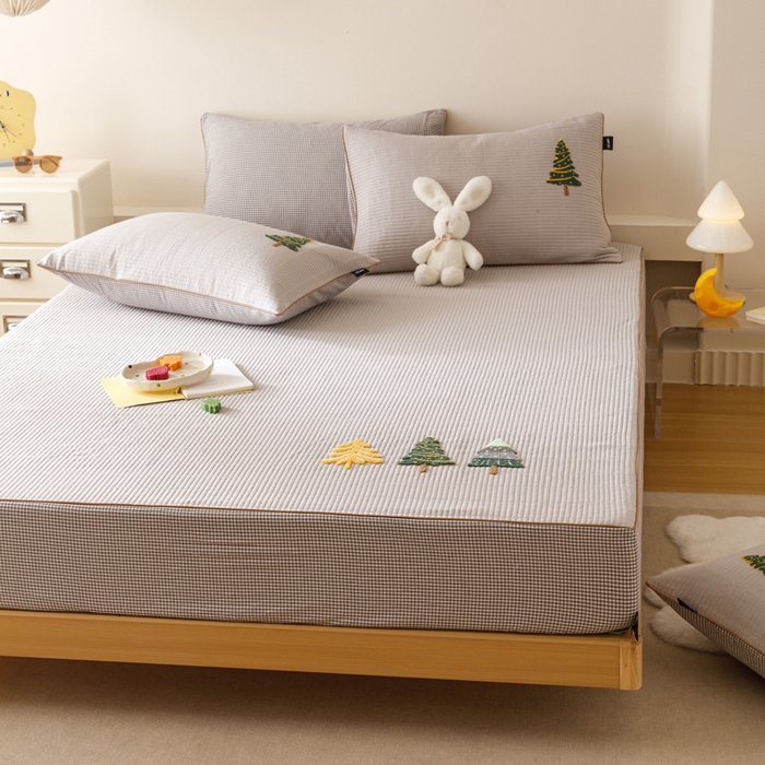 91家纺网 家纺一手货源 找家纺 卡姿家纺 2026春夏全棉双层纱床盖式床笠三件套 圣诞树