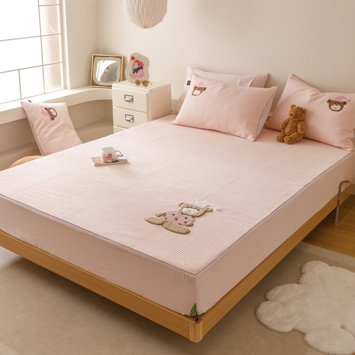 91家纺网 家纺一手货源 找家纺 卡姿家纺 2026春夏全棉双层纱床盖式床笠三件套 糖果小熊