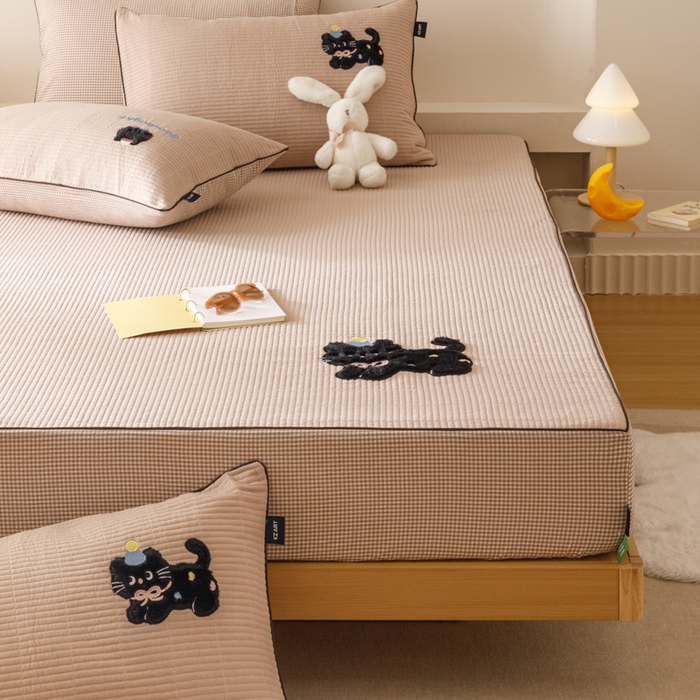 91家纺网 家纺一手货源 找家纺 卡姿家纺 2026春夏全棉双层纱床盖式床笠三件套 彩球小猫