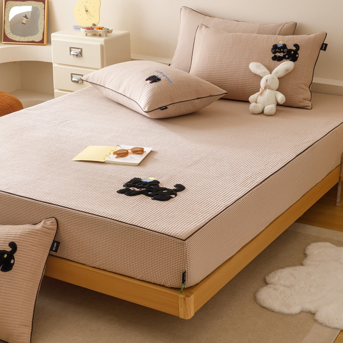 91家纺网 家纺一手货源 找家纺 卡姿家纺 2026春夏全棉双层纱床盖式床笠三件套 彩球小猫