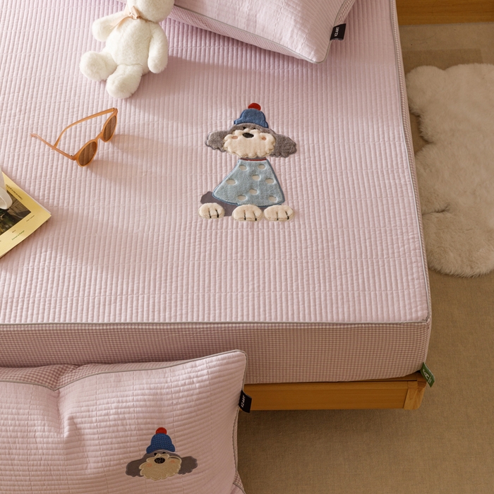 91家纺网 家纺一手货源 找家纺 卡姿家纺 2026春夏全棉双层纱床盖式床笠三件套 小狗贝塔