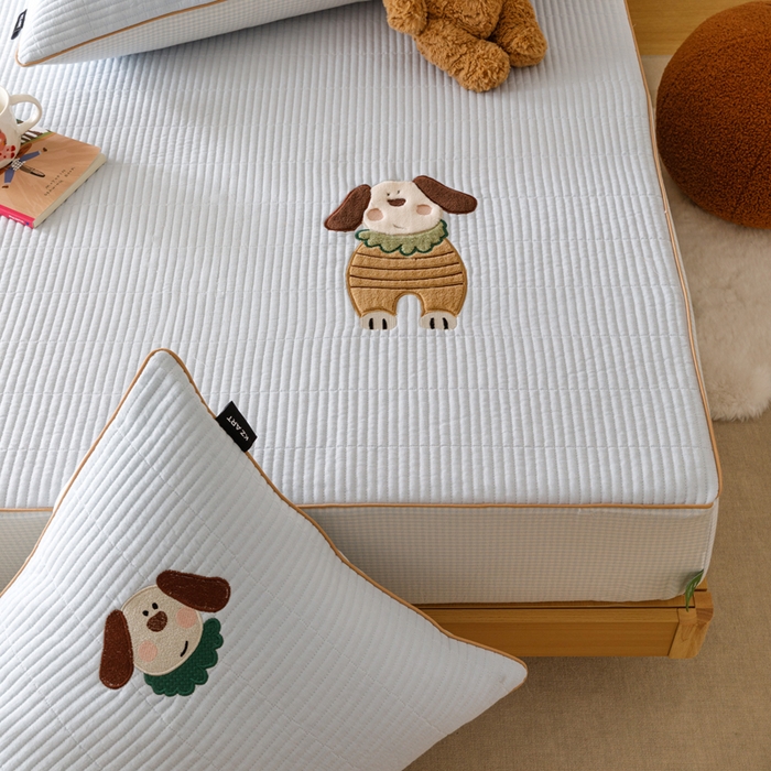 91家纺网 家纺一手货源 找家纺 卡姿家纺 2026春夏全棉双层纱床盖式床笠三件套 小狗元宝