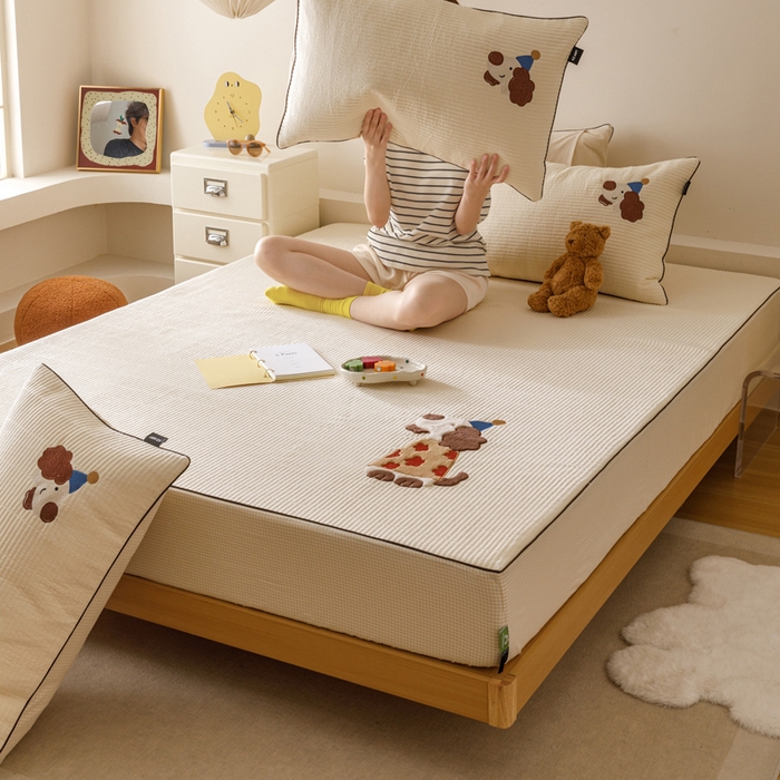 91家纺网 家纺一手货源 找家纺 卡姿家纺 2026春夏全棉双层纱床盖式床笠三件套 小狗喜乐