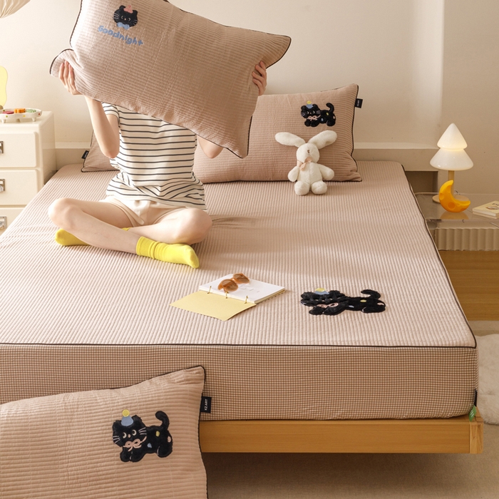 91家纺网 家纺一手货源 找家纺 卡姿家纺 2026春夏全棉双层纱床盖式床笠三件套 彩球小猫