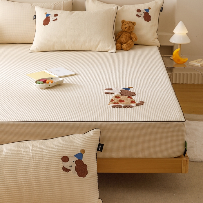 91家纺网 家纺一手货源 找家纺 卡姿家纺 2026春夏全棉双层纱床盖式床笠三件套 小狗喜乐