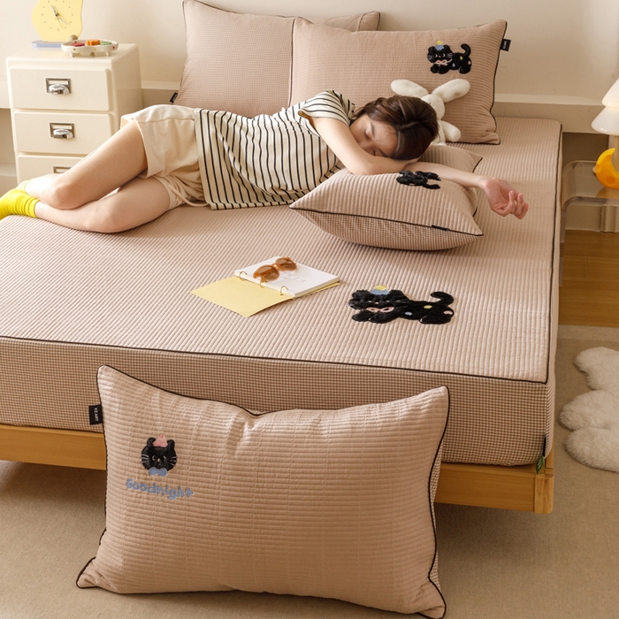 91家纺网 家纺一手货源 找家纺 卡姿家纺 2026春夏全棉双层纱床盖式床笠三件套 彩球小猫