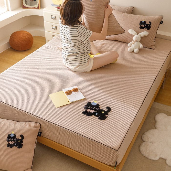 91家纺网 家纺一手货源 找家纺 卡姿家纺 2026春夏全棉双层纱床盖式床笠三件套 彩球小猫