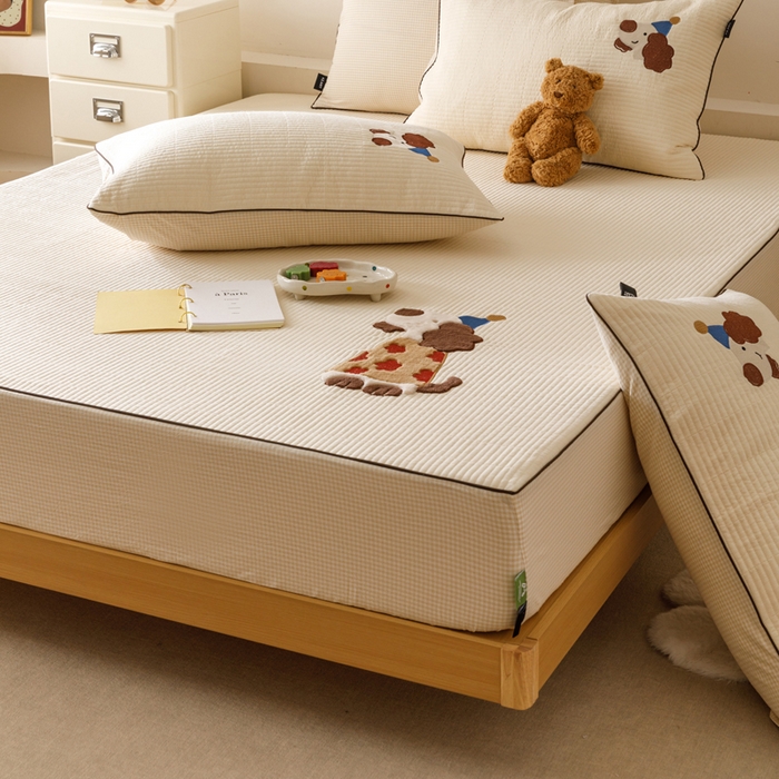 91家纺网 家纺一手货源 找家纺 卡姿家纺 2026春夏全棉双层纱床盖式床笠三件套 小狗喜乐