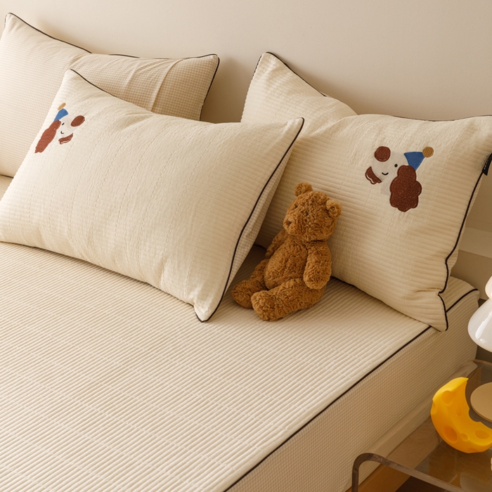 91家纺网 家纺一手货源 找家纺 卡姿家纺 2026春夏全棉双层纱床盖式床笠三件套 小狗喜乐