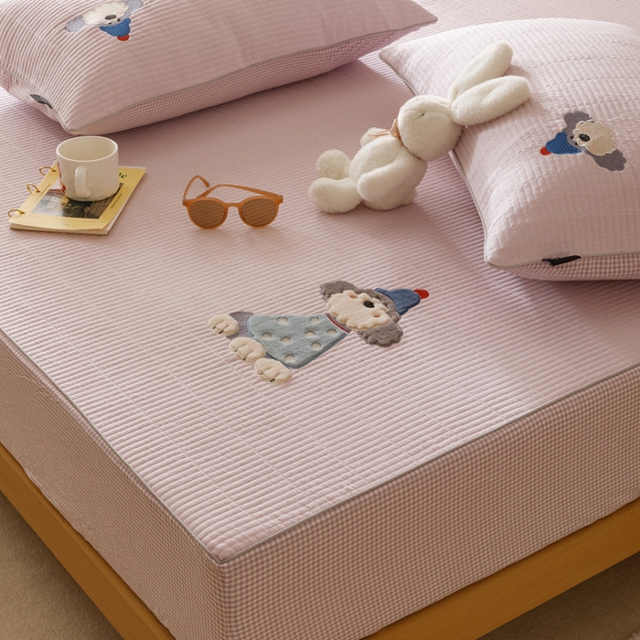 91家纺网 家纺一手货源 找家纺 卡姿家纺 2026春夏全棉双层纱床盖式床笠三件套 小狗贝塔