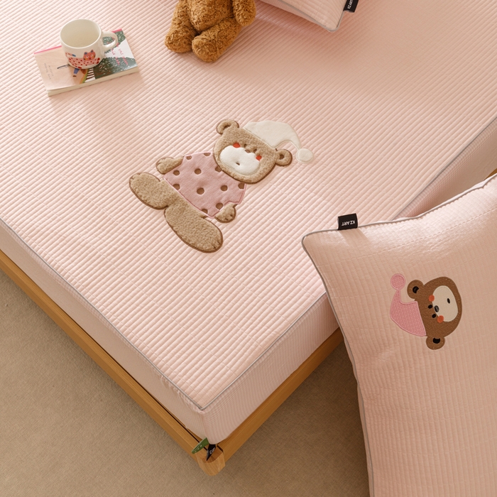 91家纺网 家纺一手货源 找家纺 卡姿家纺 2026春夏全棉双层纱床盖式床笠三件套 糖果小熊