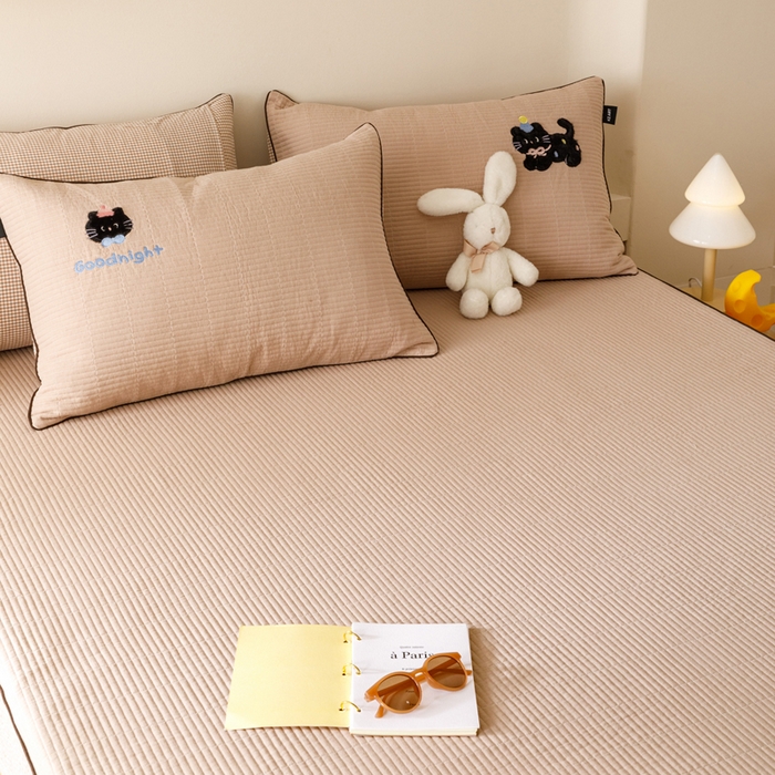 91家纺网 家纺一手货源 找家纺 卡姿家纺 2026春夏全棉双层纱床盖式床笠三件套 彩球小猫