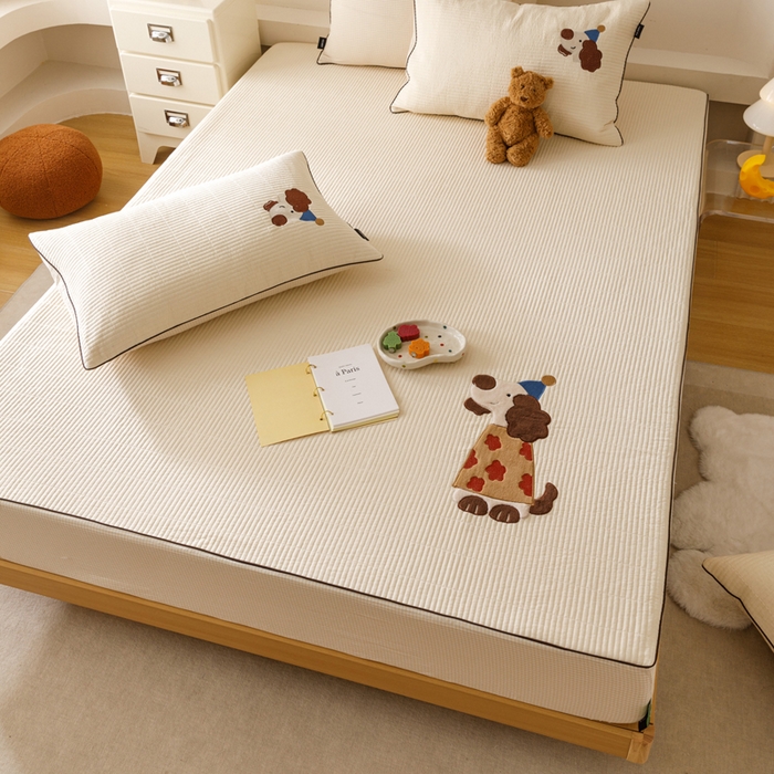 91家纺网 家纺一手货源 找家纺 卡姿家纺 2026春夏全棉双层纱床盖式床笠三件套 小狗喜乐