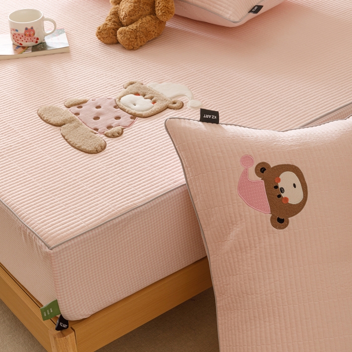 91家纺网 家纺一手货源 找家纺 卡姿家纺 2026春夏全棉双层纱床盖式床笠三件套 糖果小熊