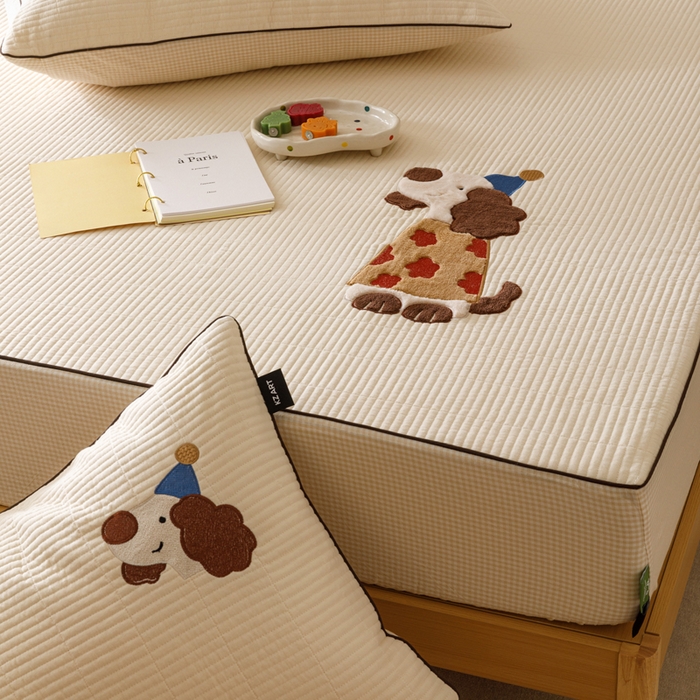 91家纺网 家纺一手货源 找家纺 卡姿家纺 2026春夏全棉双层纱床盖式床笠三件套 小狗喜乐