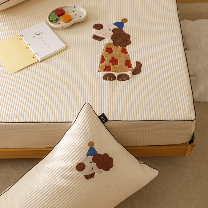 91家纺网 家纺一手货源 找家纺 卡姿家纺 2026春夏全棉双层纱床盖式床笠三件套 小狗喜乐