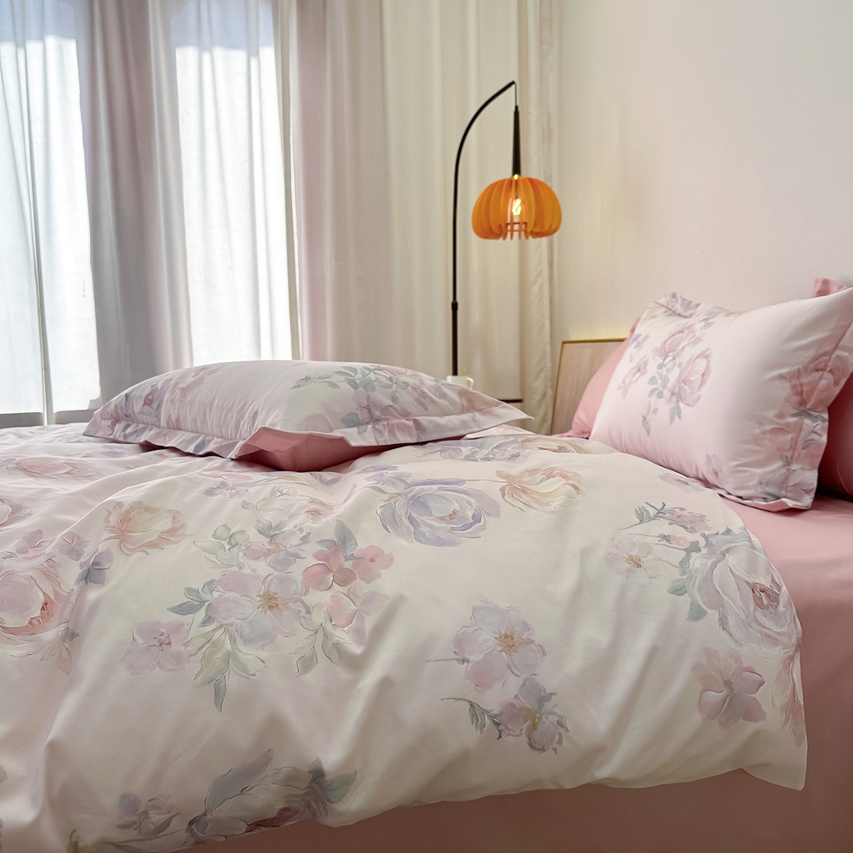 91家纺网 家纺一手货源 找家纺 橙艺家居 2026新款丝光铂金云棉印花四件套 本店线上严格控价，券后、活动后标准不得低于218元，以此类推。请各位老爷严格遵守，以免低价后再调整价格，影响链接权重 花田诗梦-粉