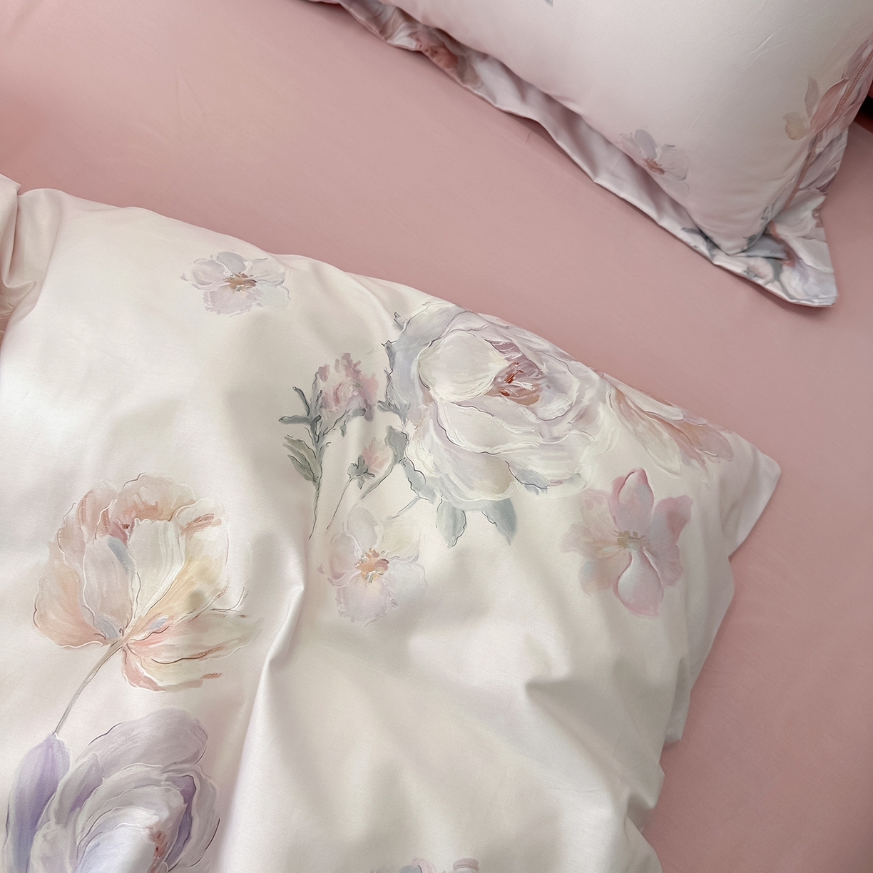 91家纺网 家纺一手货源 找家纺 橙艺家居 2026新款丝光铂金云棉印花四件套 本店线上严格控价，券后、活动后标准不得低于218元，以此类推。请各位老爷严格遵守，以免低价后再调整价格，影响链接权重 花田诗梦-粉