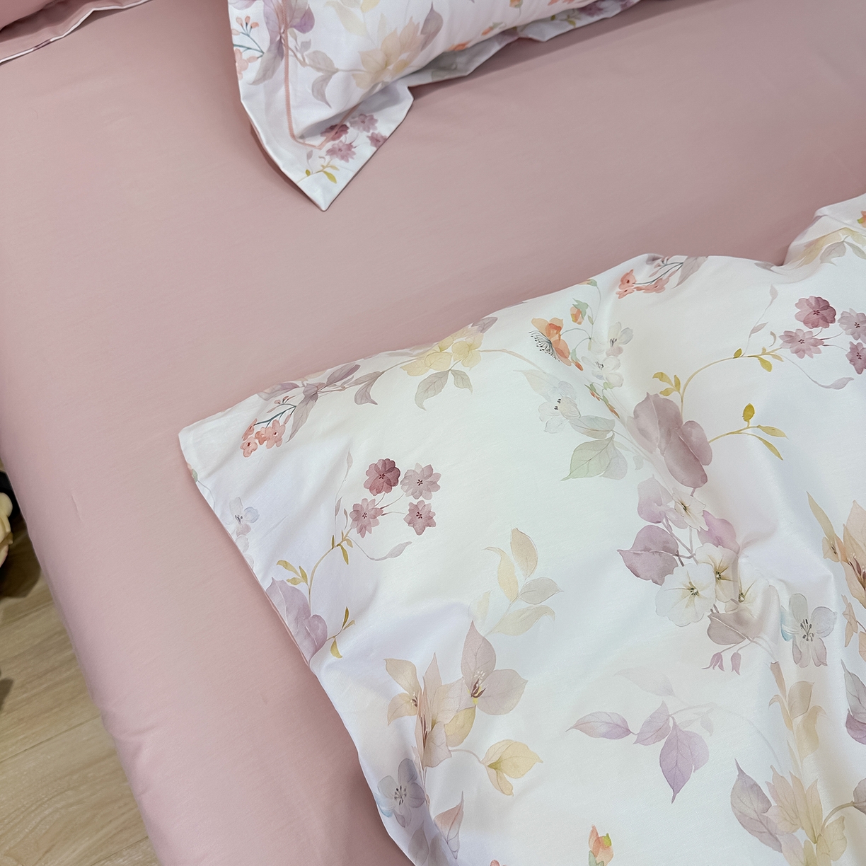 91家纺网 家纺一手货源 找家纺 橙艺家居 2026新款丝光铂金云棉印花四件套 本店线上严格控价，券后、活动后标准不得低于218元，以此类推。请各位老爷严格遵守，以免低价后再调整价格，影响链接权重 花颜外-粉