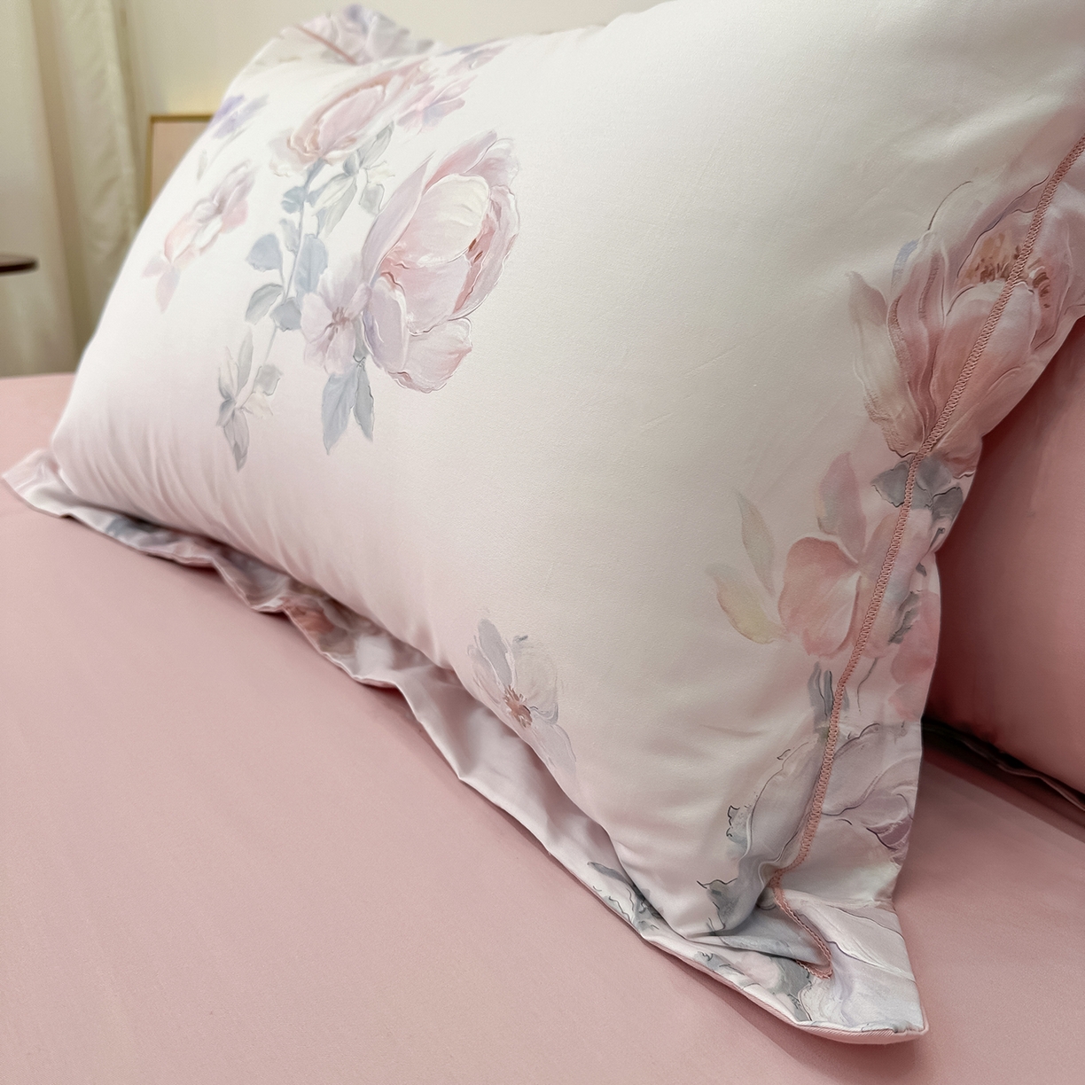 91家纺网 家纺一手货源 找家纺 橙艺家居 2026新款丝光铂金云棉印花四件套 本店线上严格控价，券后、活动后标准不得低于218元，以此类推。请各位老爷严格遵守，以免低价后再调整价格，影响链接权重 花田诗梦-粉