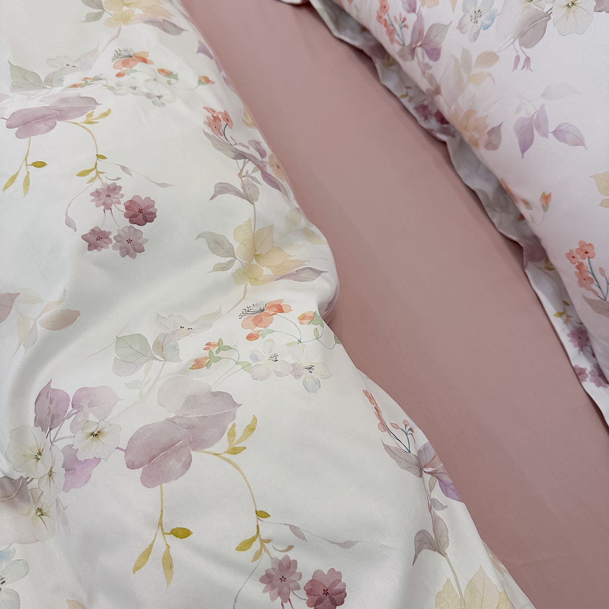 91家纺网 家纺一手货源 找家纺 橙艺家居 2026新款丝光铂金云棉印花四件套 本店线上严格控价，券后、活动后标准不得低于218元，以此类推。请各位老爷严格遵守，以免低价后再调整价格，影响链接权重 花颜外-粉