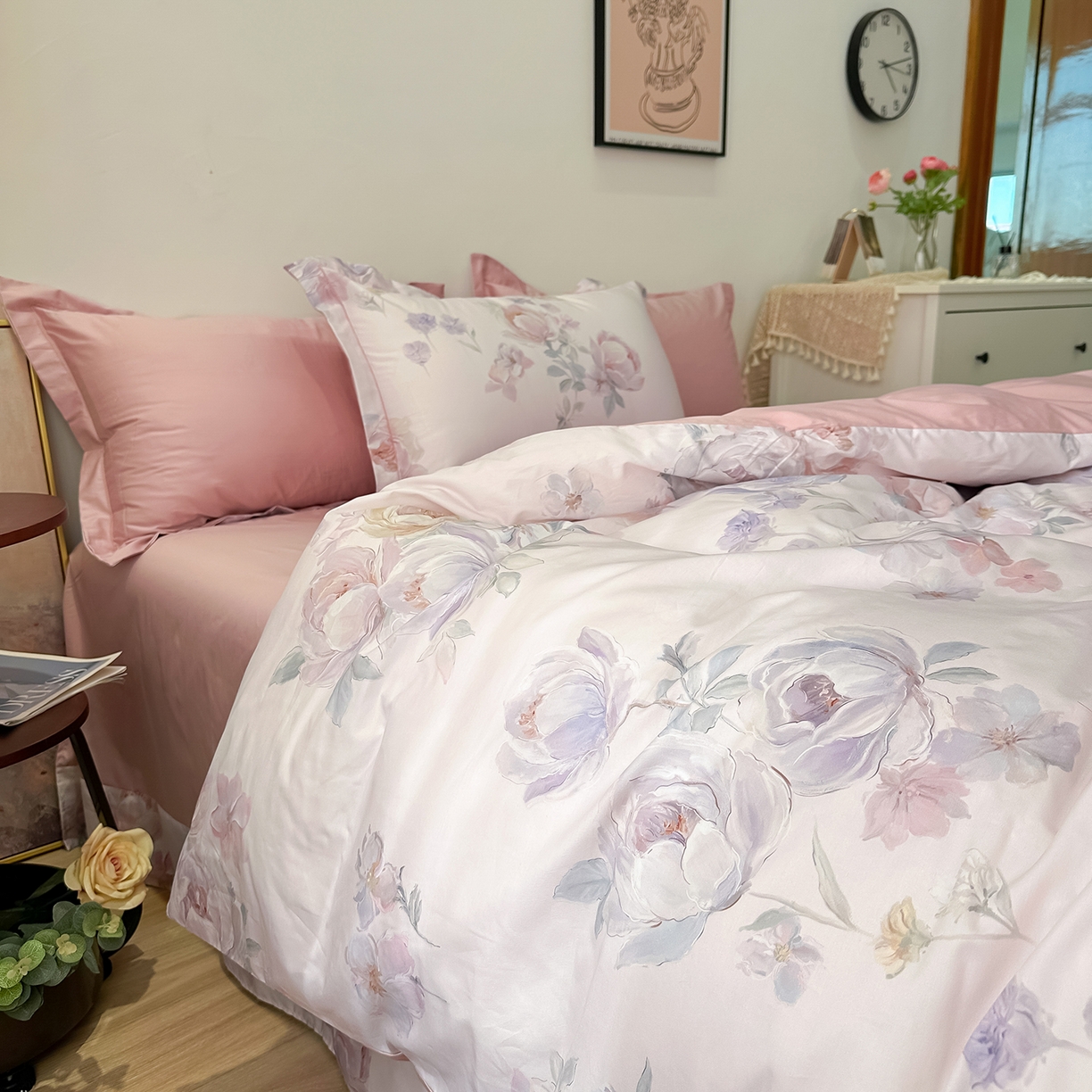 91家纺网 家纺一手货源 找家纺 橙艺家居 2026新款丝光铂金云棉印花四件套 本店线上严格控价，券后、活动后标准不得低于218元，以此类推。请各位老爷严格遵守，以免低价后再调整价格，影响链接权重 花田诗梦-粉