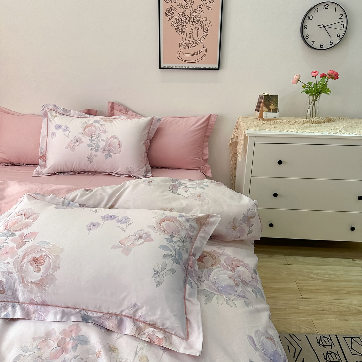 91家纺网 家纺一手货源 找家纺 橙艺家居 2026新款丝光铂金云棉印花四件套 本店线上严格控价，券后、活动后标准不得低于218元，以此类推。请各位老爷严格遵守，以免低价后再调整价格，影响链接权重 花田诗梦-粉