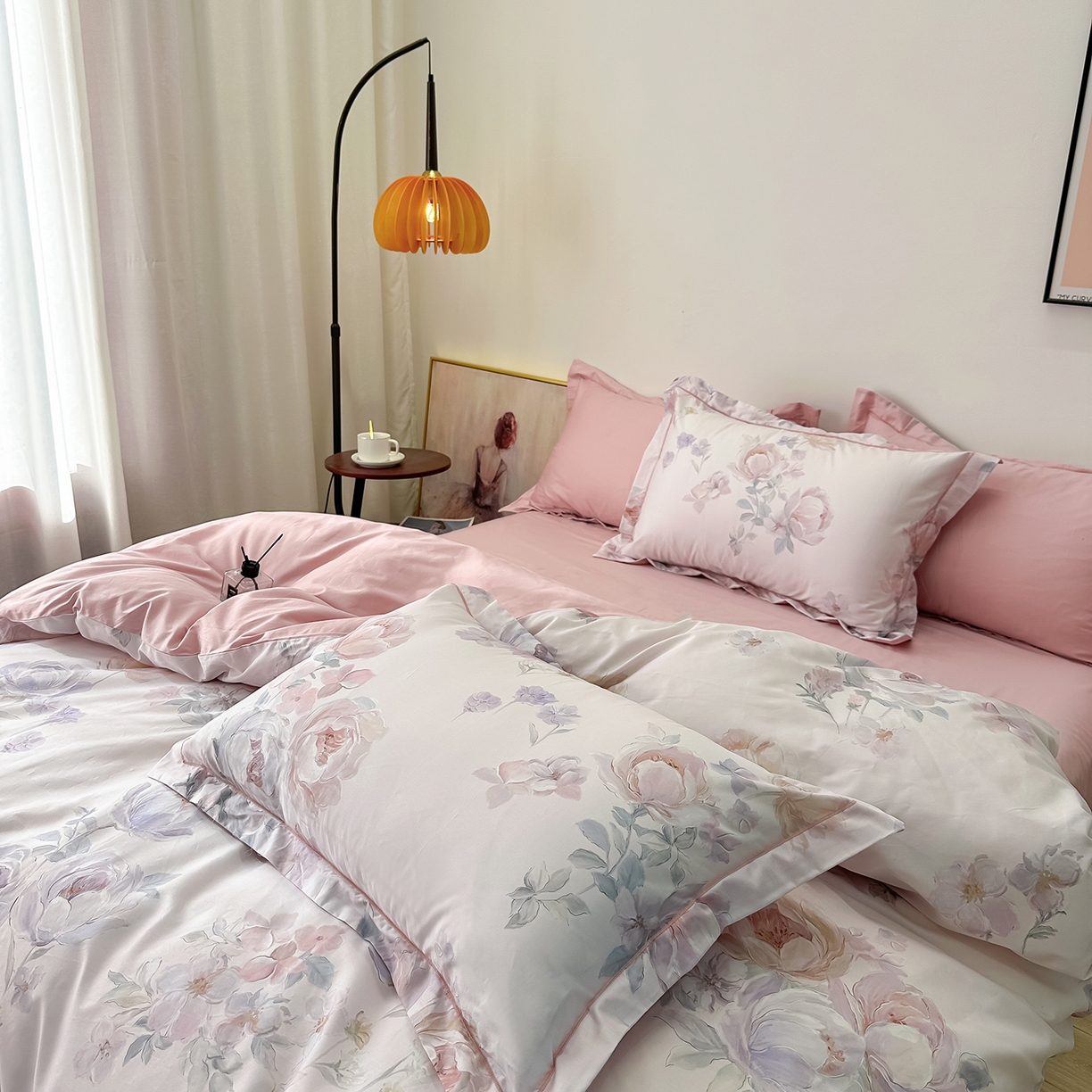 91家纺网 家纺一手货源 找家纺 橙艺家居 2026新款丝光铂金云棉印花四件套 本店线上严格控价，券后、活动后标准不得低于218元，以此类推。请各位老爷严格遵守，以免低价后再调整价格，影响链接权重 花田诗梦-粉