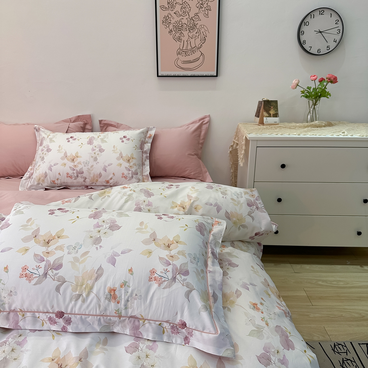 91家纺网 家纺一手货源 找家纺 橙艺家居 2026新款丝光铂金云棉印花四件套 本店线上严格控价，券后、活动后标准不得低于218元，以此类推。请各位老爷严格遵守，以免低价后再调整价格，影响链接权重 花颜外-粉