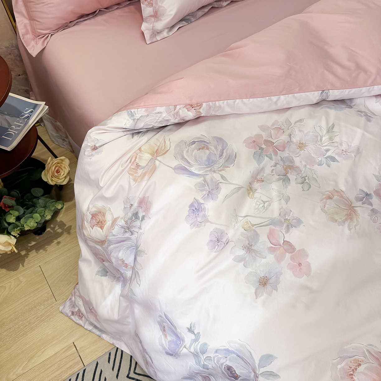 91家纺网 家纺一手货源 找家纺 橙艺家居 2026新款丝光铂金云棉印花四件套 本店线上严格控价，券后、活动后标准不得低于218元，以此类推。请各位老爷严格遵守，以免低价后再调整价格，影响链接权重 花田诗梦-粉