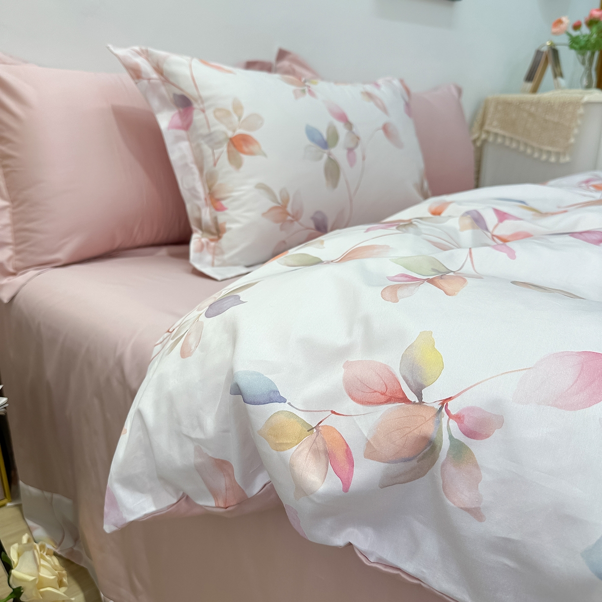 91家纺网 家纺一手货源 找家纺 橙艺家居 2026新款丝光铂金云棉印花四件套 本店线上严格控价，券后、活动后标准不得低于218元，以此类推。请各位老爷严格遵守，以免低价后再调整价格，影响链接权重 梦叶集-粉