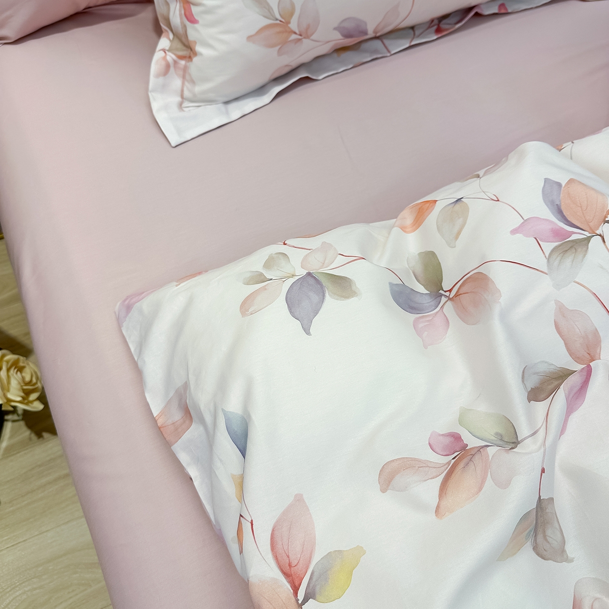 91家纺网 家纺一手货源 找家纺 橙艺家居 2026新款丝光铂金云棉印花四件套 本店线上严格控价，券后、活动后标准不得低于218元，以此类推。请各位老爷严格遵守，以免低价后再调整价格，影响链接权重 梦叶集-粉