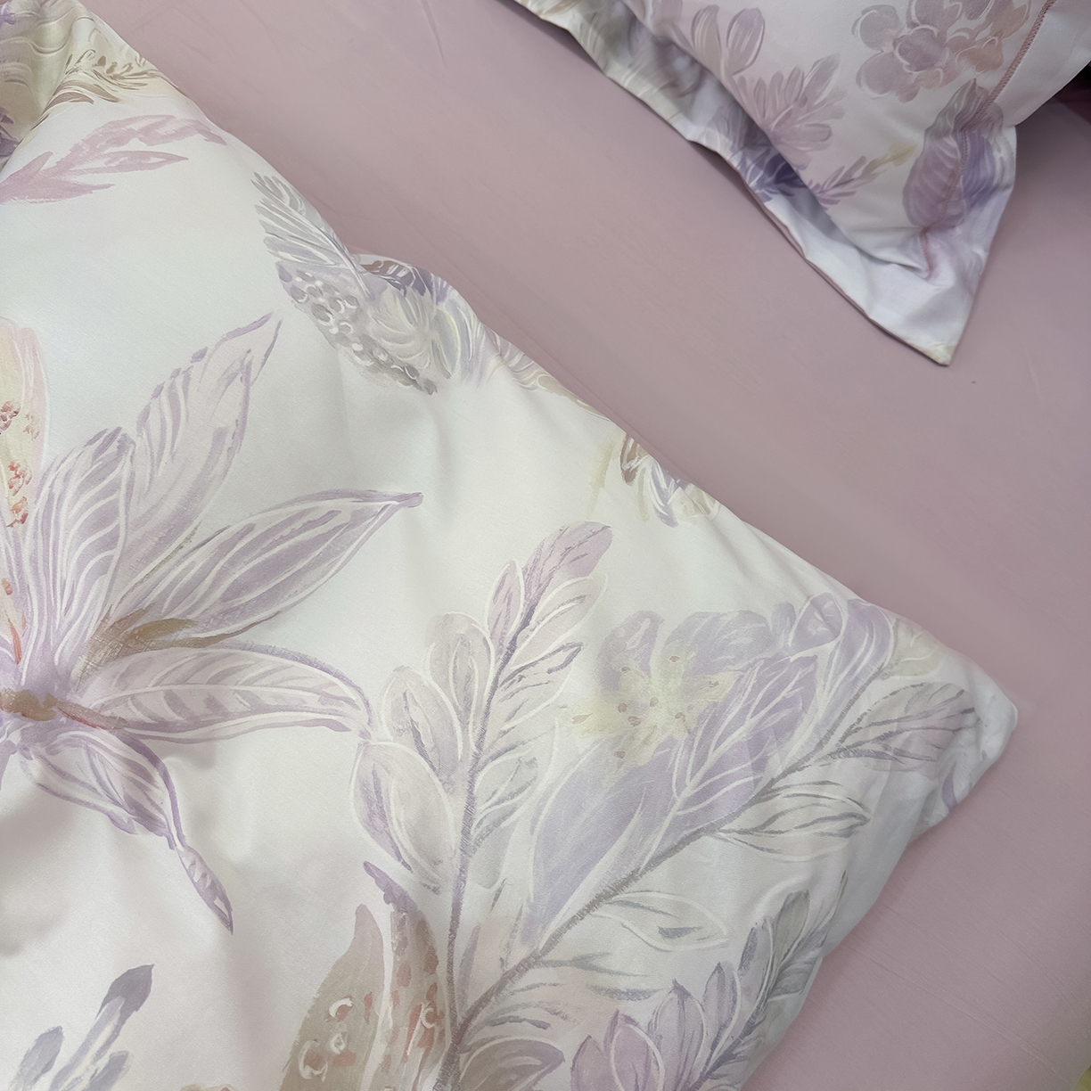 91家纺网 家纺一手货源 找家纺 橙艺家居 2026新款丝光铂金云棉印花四件套 本店线上严格控价，券后、活动后标准不得低于218元，以此类推。请各位老爷严格遵守，以免低价后再调整价格，影响链接权重 花朝拾露-紫