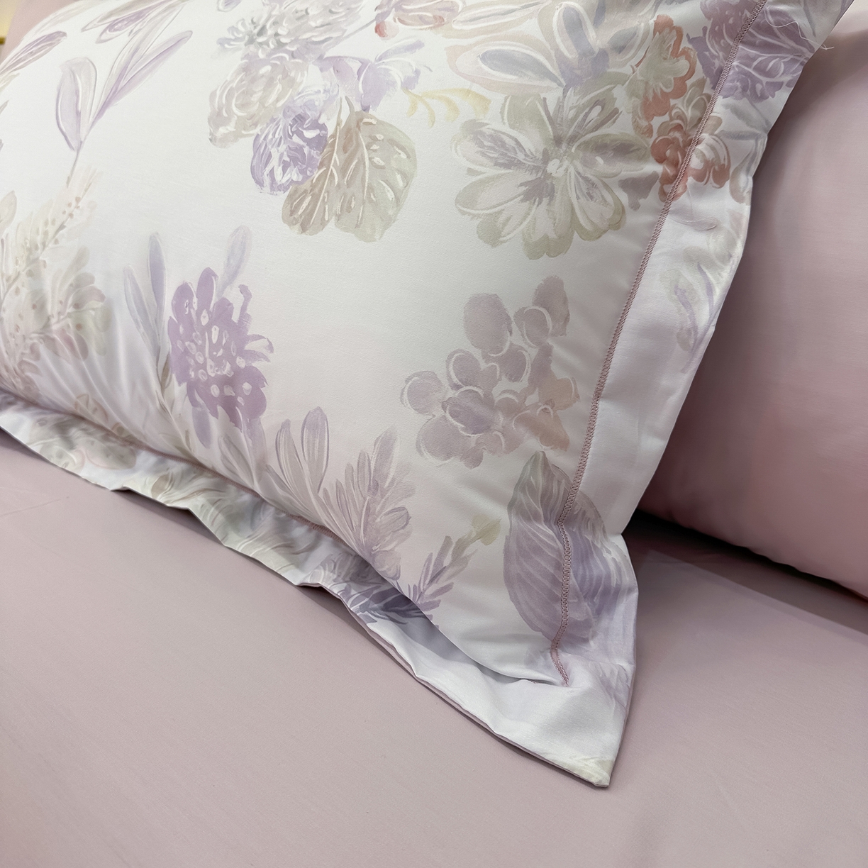 91家纺网 家纺一手货源 找家纺 橙艺家居 2026新款丝光铂金云棉印花四件套 本店线上严格控价，券后、活动后标准不得低于218元，以此类推。请各位老爷严格遵守，以免低价后再调整价格，影响链接权重 花朝拾露-紫