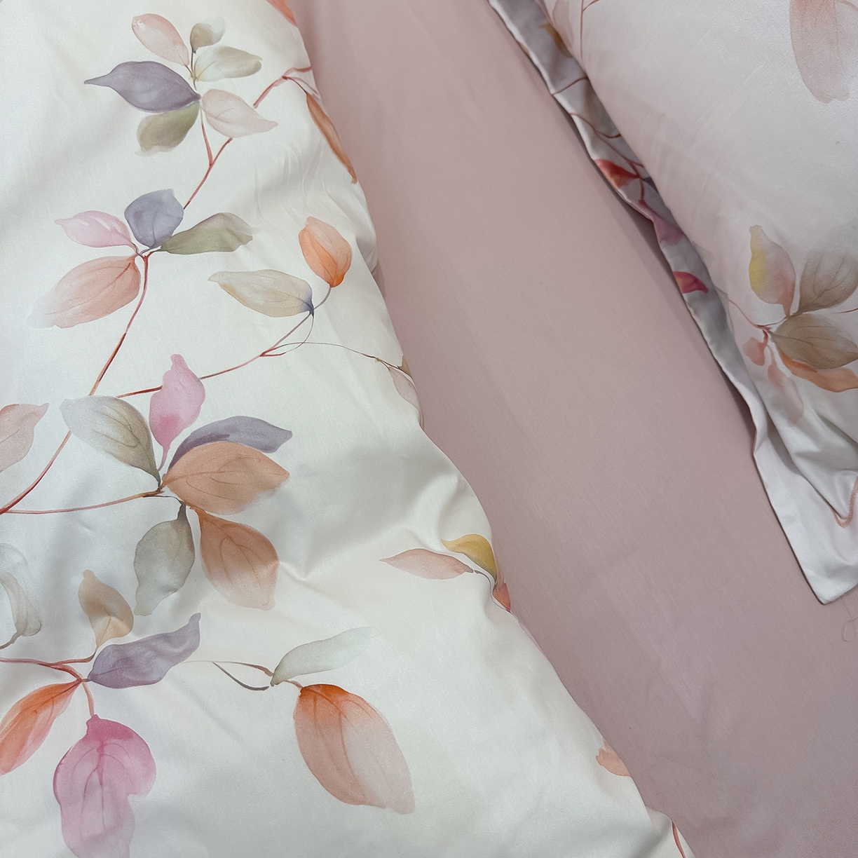 91家纺网 家纺一手货源 找家纺 橙艺家居 2026新款丝光铂金云棉印花四件套 本店线上严格控价，券后、活动后标准不得低于218元，以此类推。请各位老爷严格遵守，以免低价后再调整价格，影响链接权重 梦叶集-粉