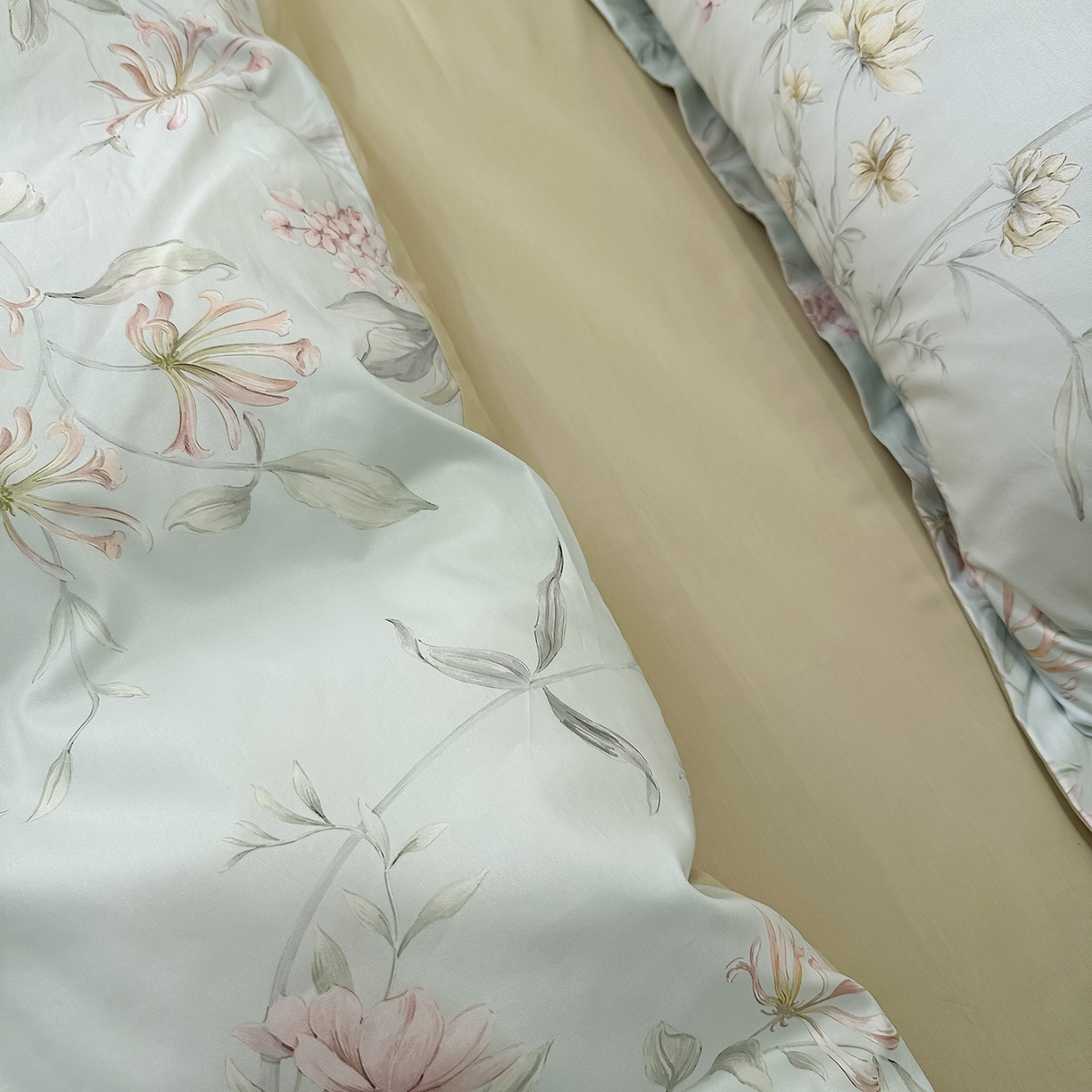 91家纺网 家纺一手货源 找家纺 橙艺家居 2026新款丝光铂金云棉印花四件套 本店线上严格控价，券后、活动后标准不得低于218元，以此类推。请各位老爷严格遵守，以免低价后再调整价格，影响链接权重 慕枝下-绿