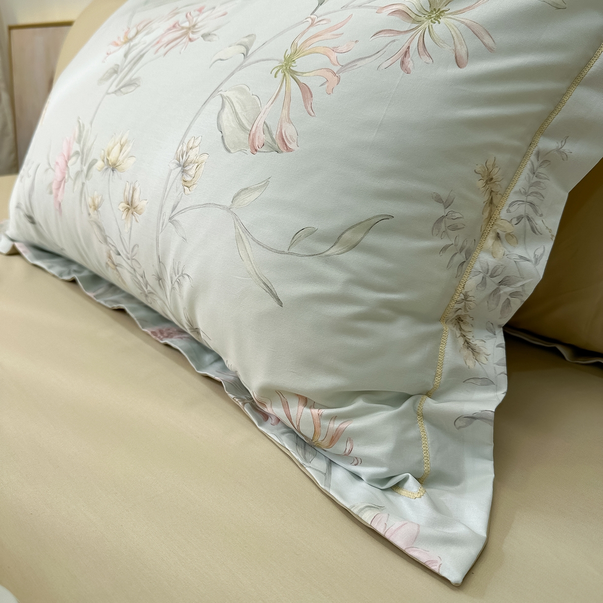 91家纺网 家纺一手货源 找家纺 橙艺家居 2026新款丝光铂金云棉印花四件套 本店线上严格控价，券后、活动后标准不得低于218元，以此类推。请各位老爷严格遵守，以免低价后再调整价格，影响链接权重 慕枝下-绿