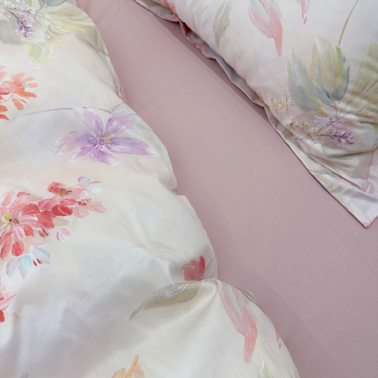 91家纺网 家纺一手货源 找家纺 橙艺家居 2026新款丝光铂金云棉印花四件套 本店线上严格控价，券后、活动后标准不得低于218元，以此类推。请各位老爷严格遵守，以免低价后再调整价格，影响链接权重 予她-粉