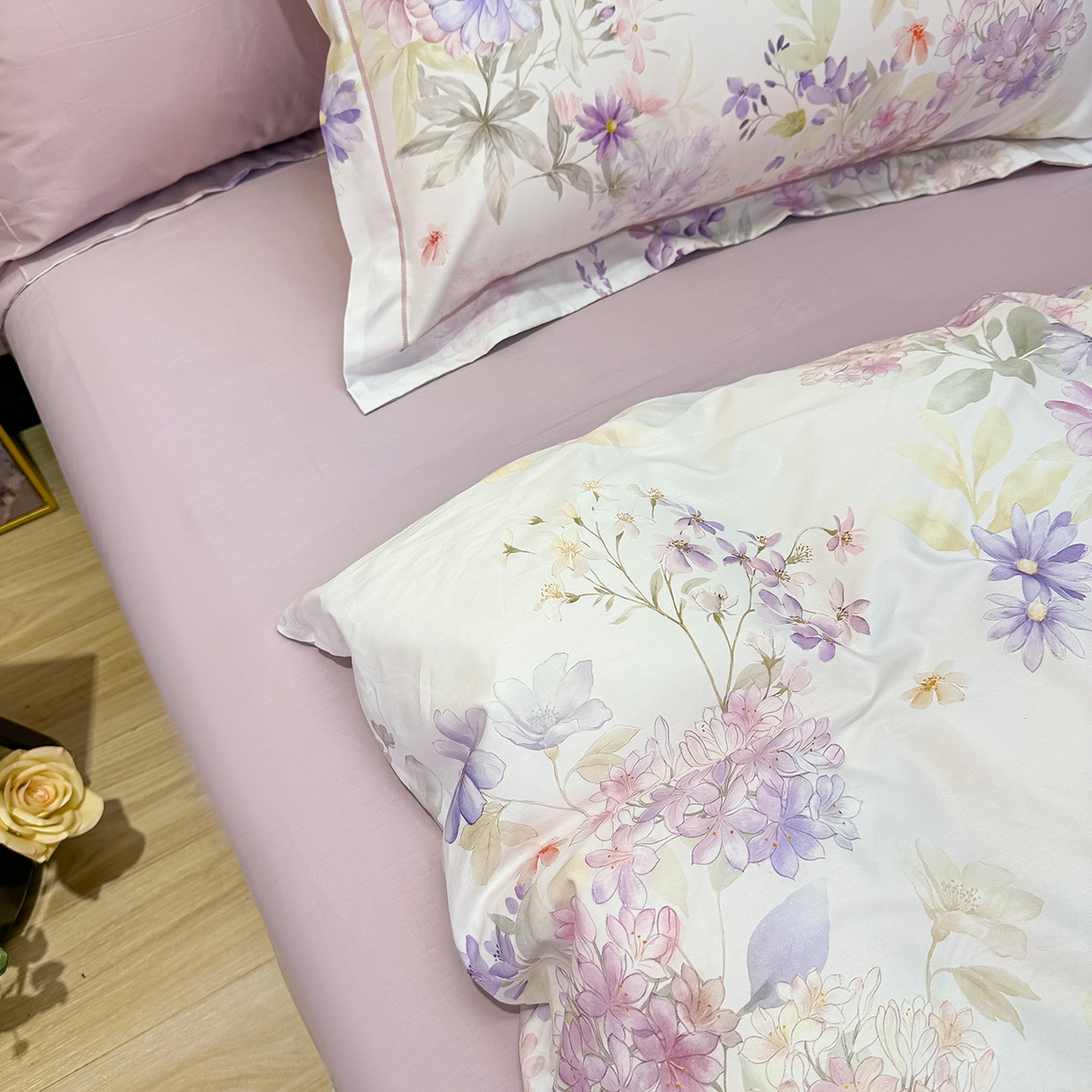 91家纺网 家纺一手货源 找家纺 橙艺家居 2026新款丝光铂金云棉印花四件套 本店线上严格控价，券后、活动后标准不得低于218元，以此类推。请各位老爷严格遵守，以免低价后再调整价格，影响链接权重 千叶密语-粉