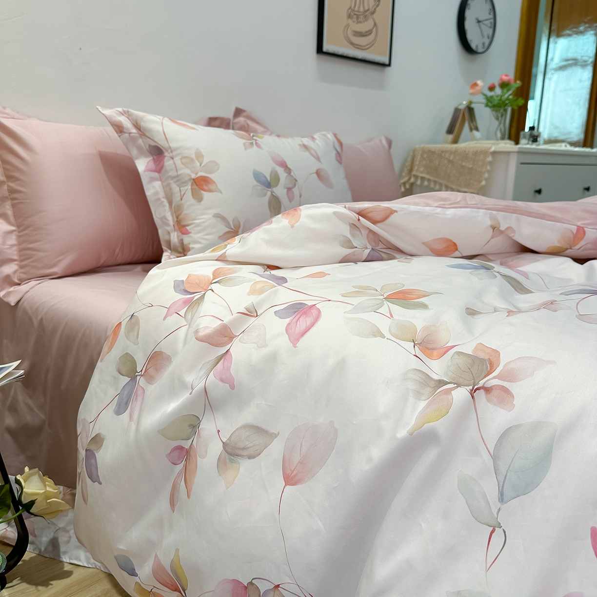 91家纺网 家纺一手货源 找家纺 橙艺家居 2026新款丝光铂金云棉印花四件套 本店线上严格控价，券后、活动后标准不得低于218元，以此类推。请各位老爷严格遵守，以免低价后再调整价格，影响链接权重 梦叶集-粉