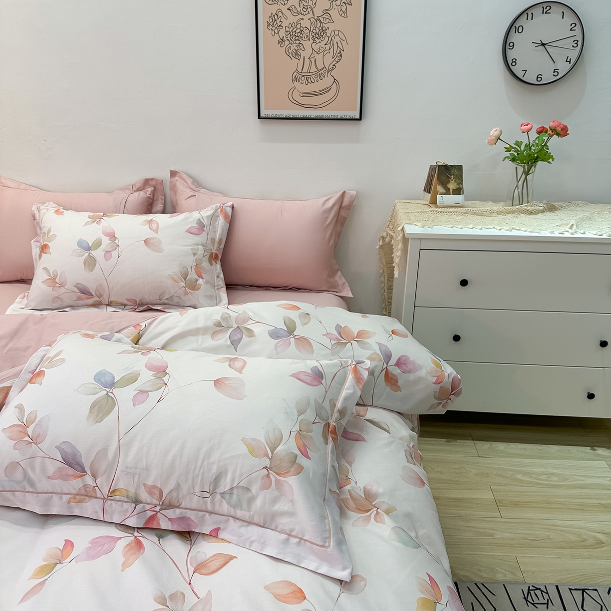 91家纺网 家纺一手货源 找家纺 橙艺家居 2026新款丝光铂金云棉印花四件套 本店线上严格控价，券后、活动后标准不得低于218元，以此类推。请各位老爷严格遵守，以免低价后再调整价格，影响链接权重 梦叶集-粉