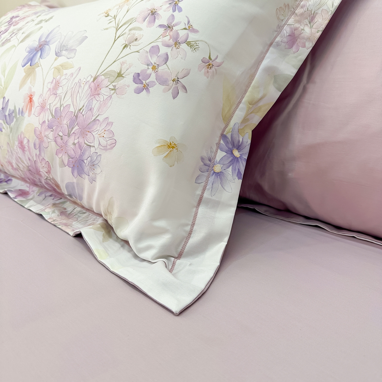 91家纺网 家纺一手货源 找家纺 橙艺家居 2026新款丝光铂金云棉印花四件套 本店线上严格控价，券后、活动后标准不得低于218元，以此类推。请各位老爷严格遵守，以免低价后再调整价格，影响链接权重 千叶密语-粉