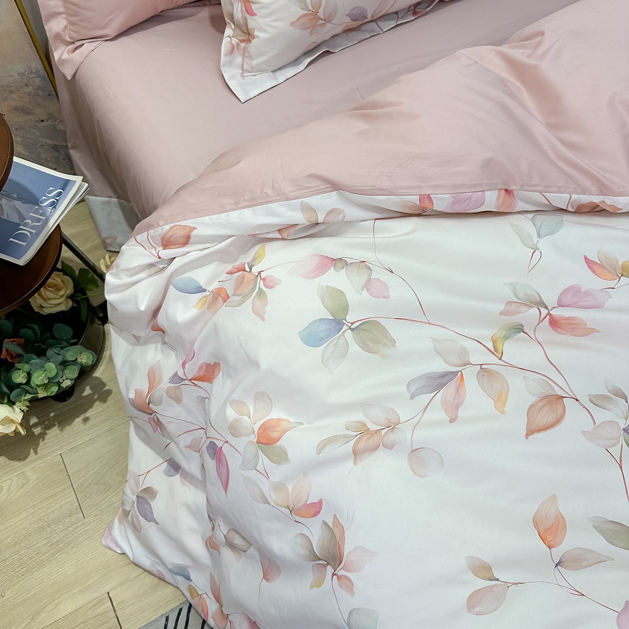 91家纺网 家纺一手货源 找家纺 橙艺家居 2026新款丝光铂金云棉印花四件套 本店线上严格控价，券后、活动后标准不得低于218元，以此类推。请各位老爷严格遵守，以免低价后再调整价格，影响链接权重 梦叶集-粉