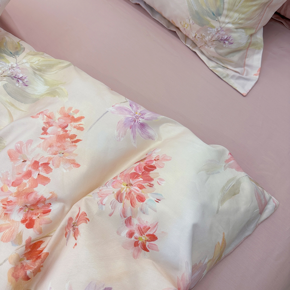 91家纺网 家纺一手货源 找家纺 橙艺家居 2026新款丝光铂金云棉印花四件套 本店线上严格控价，券后、活动后标准不得低于218元，以此类推。请各位老爷严格遵守，以免低价后再调整价格，影响链接权重 予她-粉