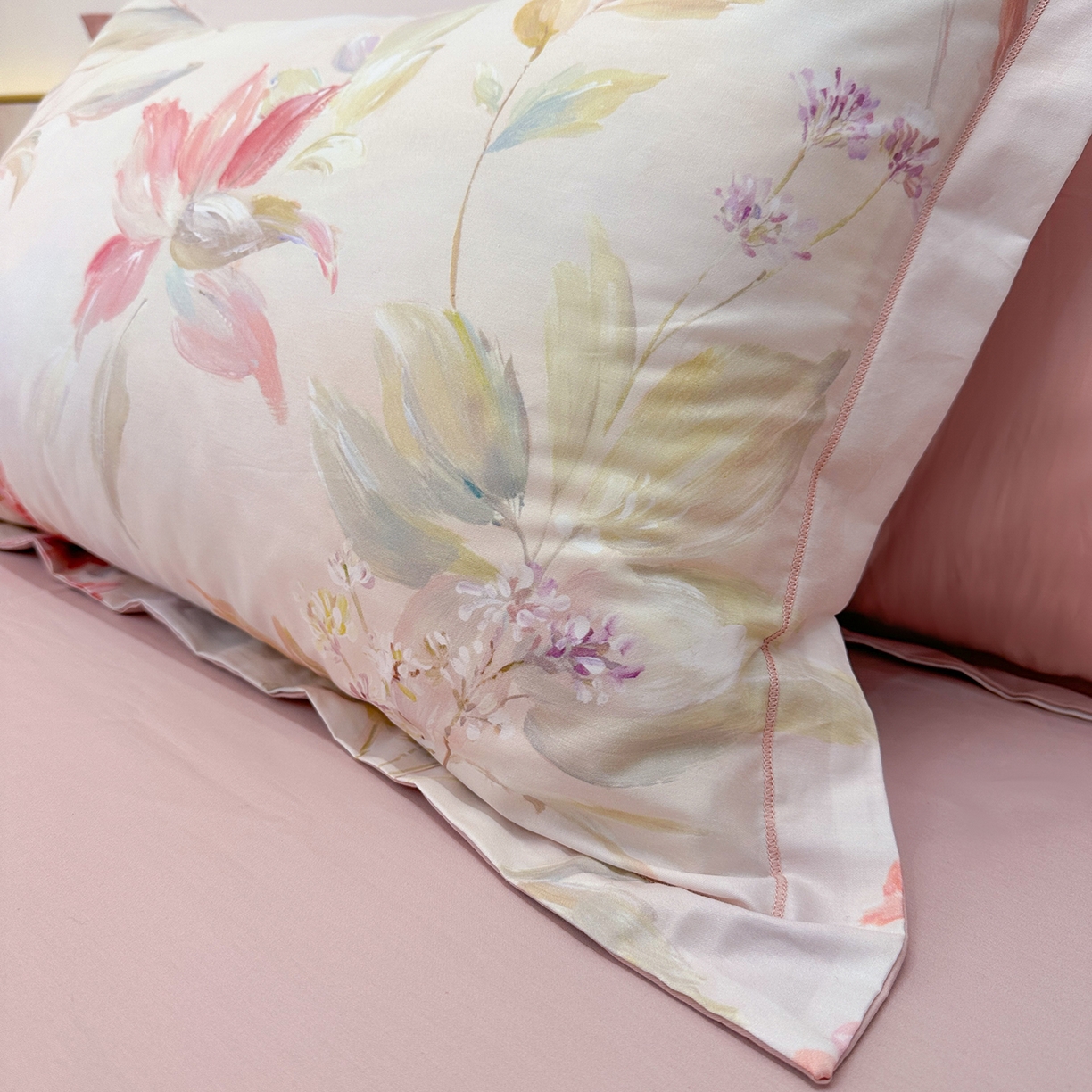 91家纺网 家纺一手货源 找家纺 橙艺家居 2026新款丝光铂金云棉印花四件套 本店线上严格控价，券后、活动后标准不得低于218元，以此类推。请各位老爷严格遵守，以免低价后再调整价格，影响链接权重 予她-粉