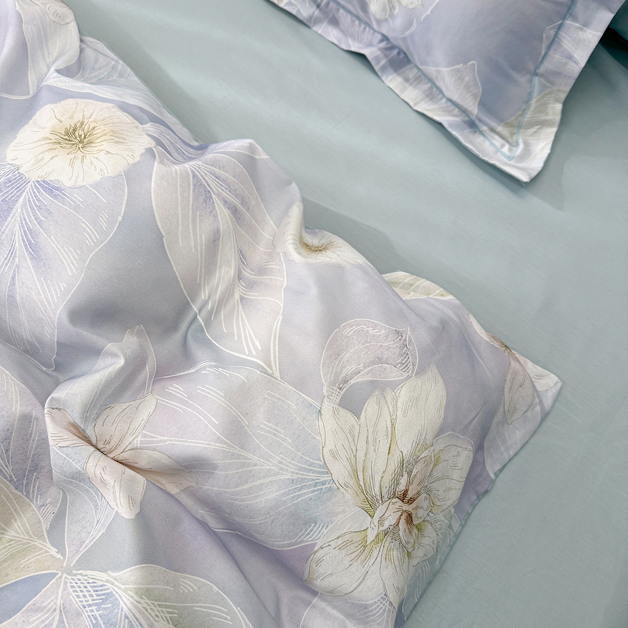 91家纺网 家纺一手货源 找家纺 橙艺家居 2026新款丝光铂金云棉印花四件套 本店线上严格控价，券后、活动后标准不得低于218元，以此类推。请各位老爷严格遵守，以免低价后再调整价格，影响链接权重 叶间绒雪-兰