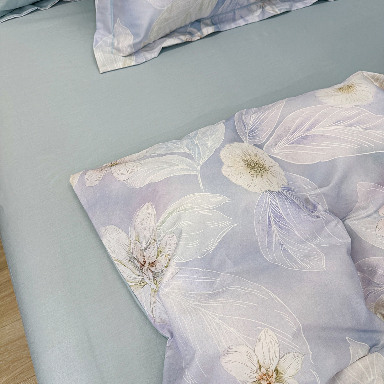 91家纺网 家纺一手货源 找家纺 橙艺家居 2026新款丝光铂金云棉印花四件套 本店线上严格控价，券后、活动后标准不得低于218元，以此类推。请各位老爷严格遵守，以免低价后再调整价格，影响链接权重 叶间绒雪-兰