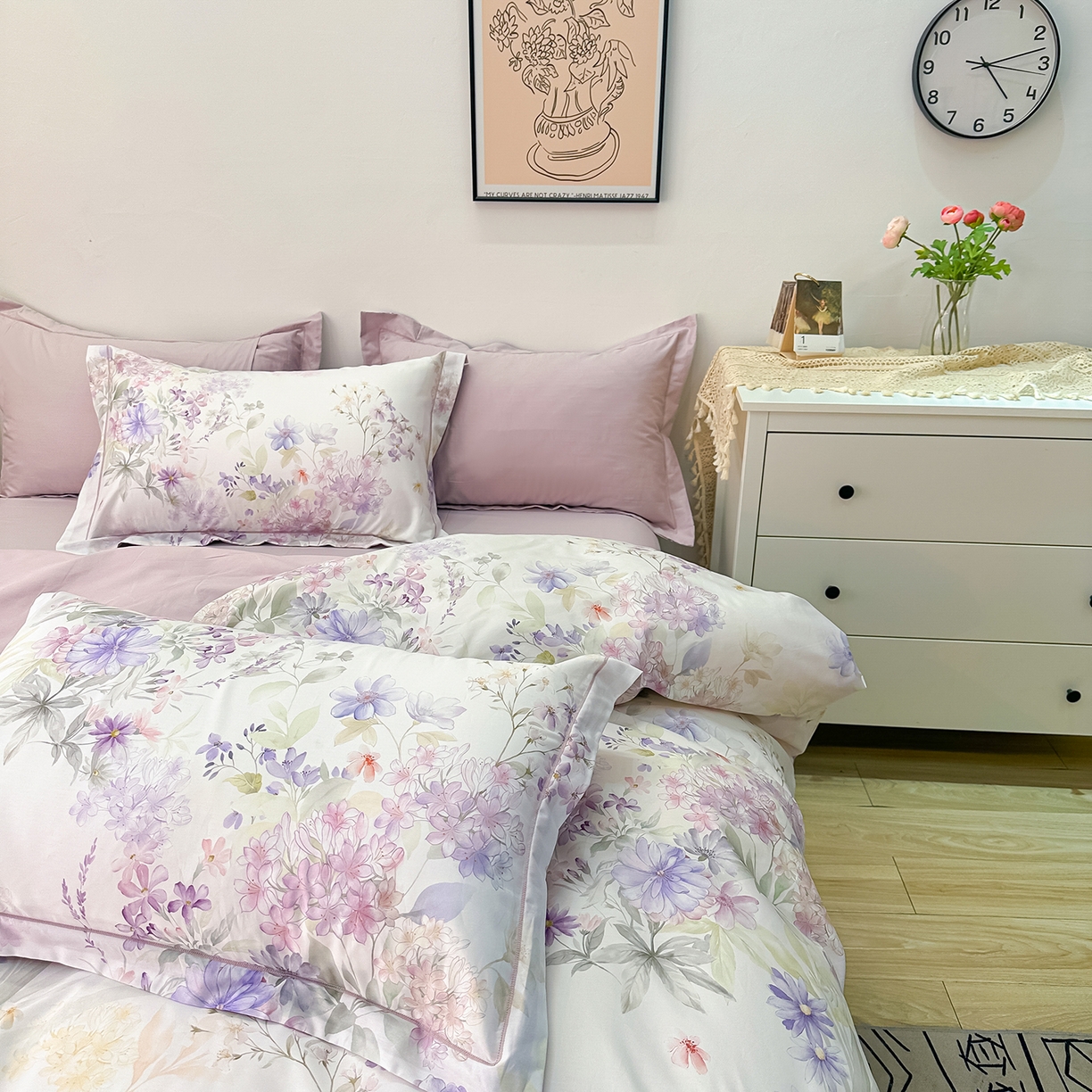 91家纺网 家纺一手货源 找家纺 橙艺家居 2026新款丝光铂金云棉印花四件套 本店线上严格控价，券后、活动后标准不得低于218元，以此类推。请各位老爷严格遵守，以免低价后再调整价格，影响链接权重 千叶密语-粉