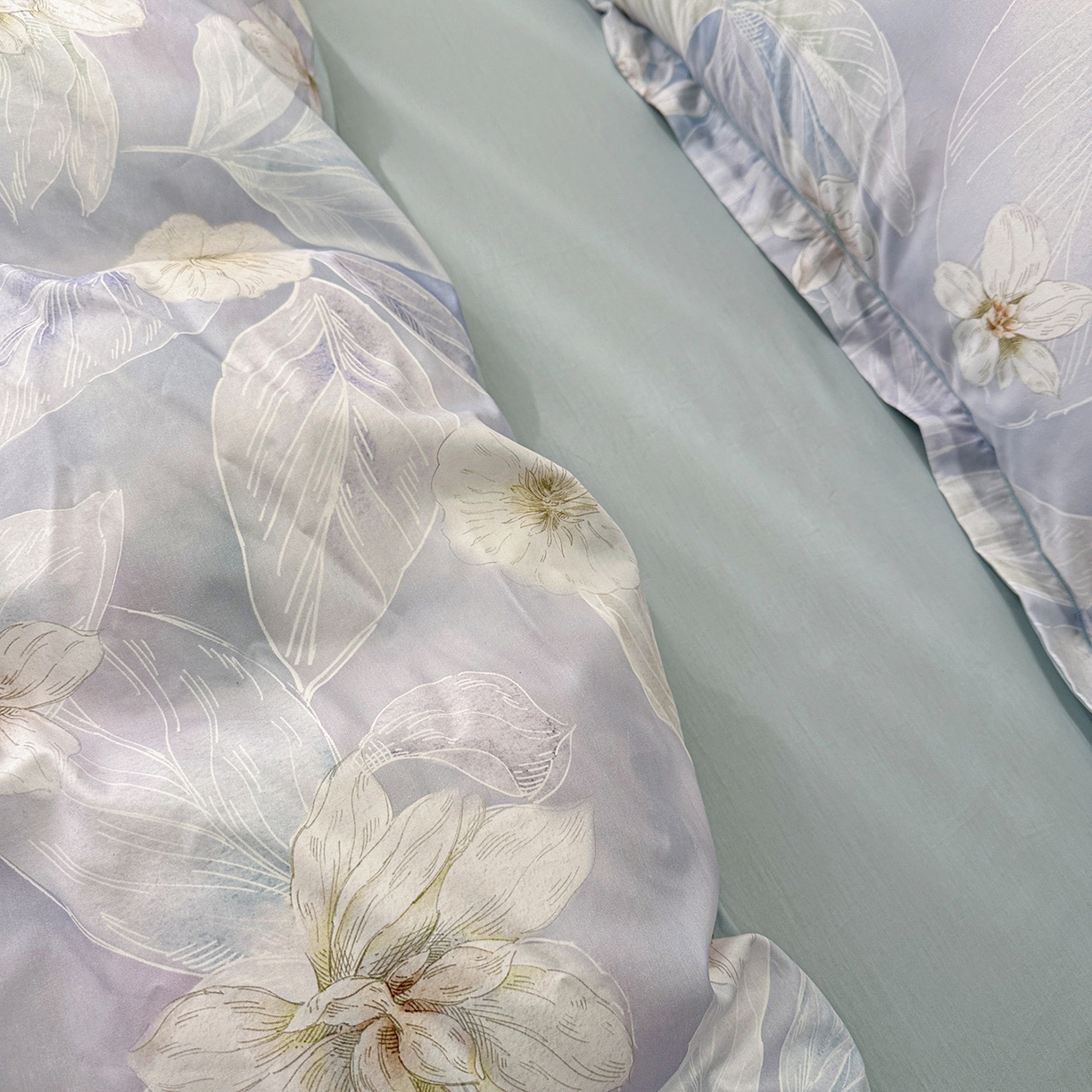 91家纺网 家纺一手货源 找家纺 橙艺家居 2026新款丝光铂金云棉印花四件套 本店线上严格控价，券后、活动后标准不得低于218元，以此类推。请各位老爷严格遵守，以免低价后再调整价格，影响链接权重 叶间绒雪-兰