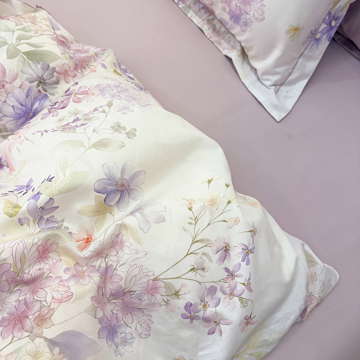 91家纺网 家纺一手货源 找家纺 橙艺家居 2026新款丝光铂金云棉印花四件套 本店线上严格控价，券后、活动后标准不得低于218元，以此类推。请各位老爷严格遵守，以免低价后再调整价格，影响链接权重 千叶密语-粉